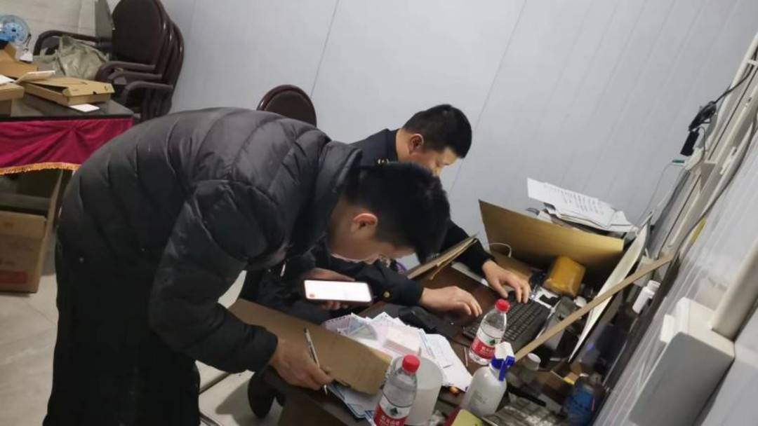 华为p7  手机解锁工具:一假冒知名品牌数码产品生产窝点深夜被查 涉案产品价值近百万元