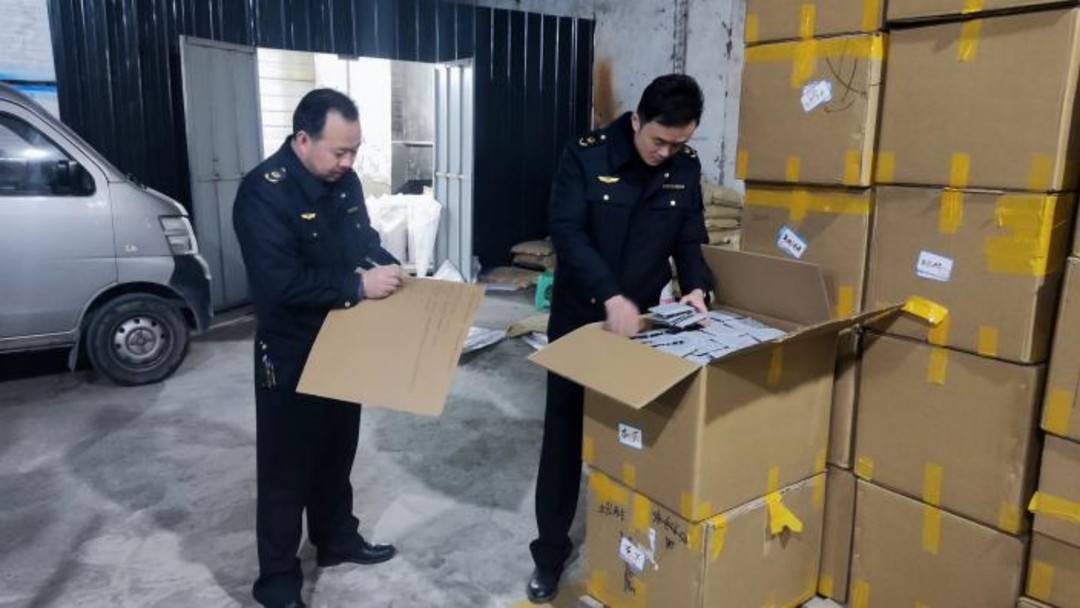 华为p7  手机解锁工具:一假冒知名品牌数码产品生产窝点深夜被查 涉案产品价值近百万元-第2张图片-太平洋在线下载