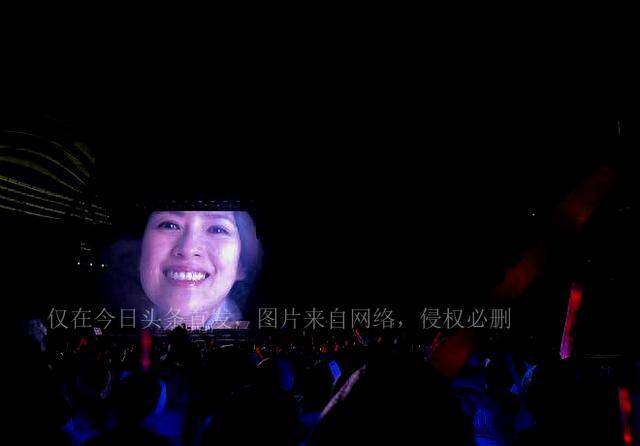 汪峰演唱会终于举办章子怡携女儿现场支持，气氛燃观众钱没白花-第2张图片-太平洋在线下载