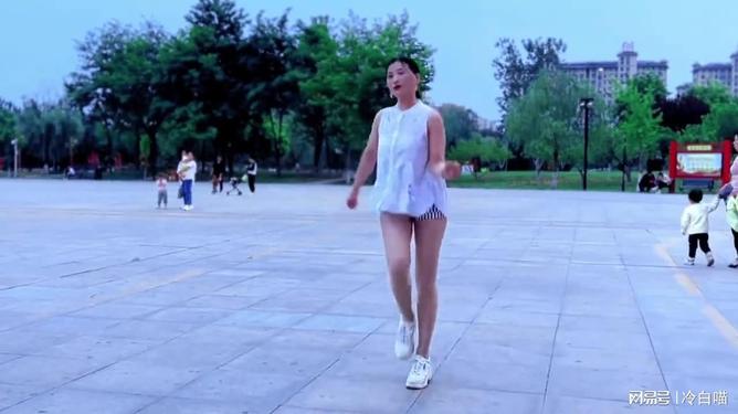 美女鬼步舞手机版(最好看的美女鬼步舞视频)