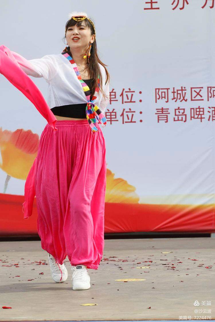 美女鬼步舞手机版(最好看的美女鬼步舞视频)